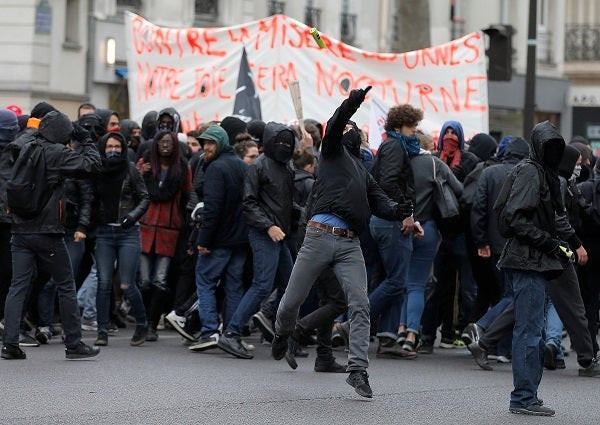 Χάος στο Παρίσι: Διαδηλώσεις, δακρυγόνα και ένταση λίγες ώρες πριν τις εκλογές (εικόνες, βίντεο)